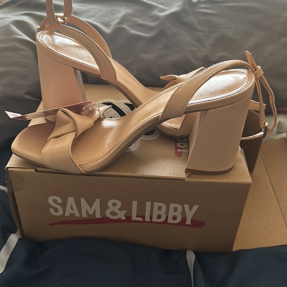Low heel shoes